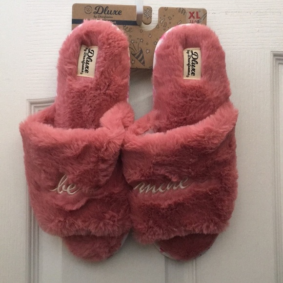 Ladies’ NWT Dluxe by Dearfoams “be mine” Fuzzy Slippers (XL) - Picture 1 of 11